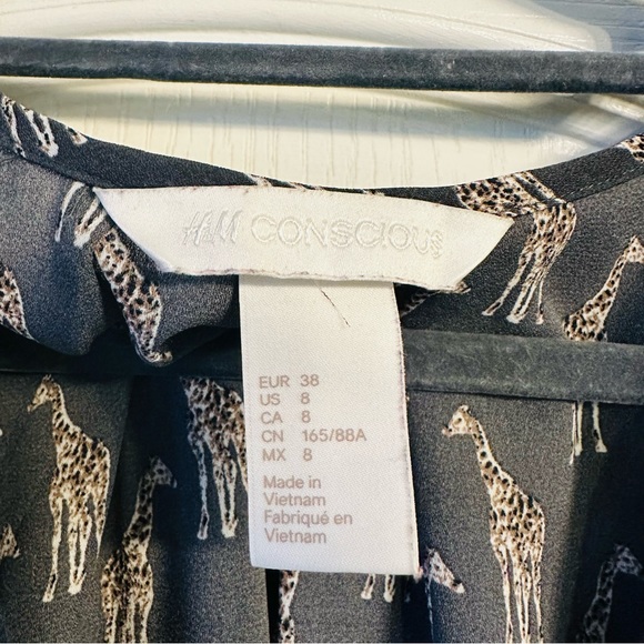 H&M CONSCIOUS Giraffe Print Blouse Shirt Dip Hem Top Size medium - Picture 3 of 7